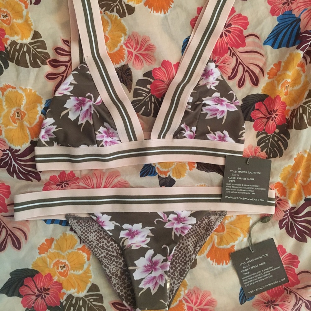NWT- ACACIA set aloha capsule elastic